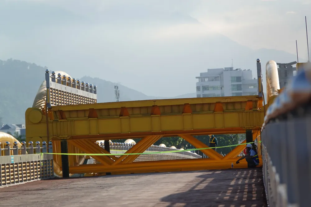 Ngày đầu cầu Nguyễn Văn Trỗi ở Đà Nẵng nâng, hạ nhịp phục vụ du khách ảnh 6