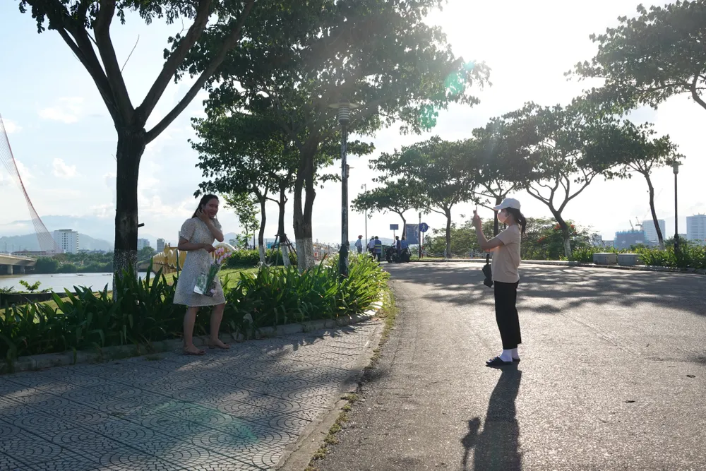 Ngày đầu cầu Nguyễn Văn Trỗi ở Đà Nẵng nâng, hạ nhịp phục vụ du khách ảnh 9