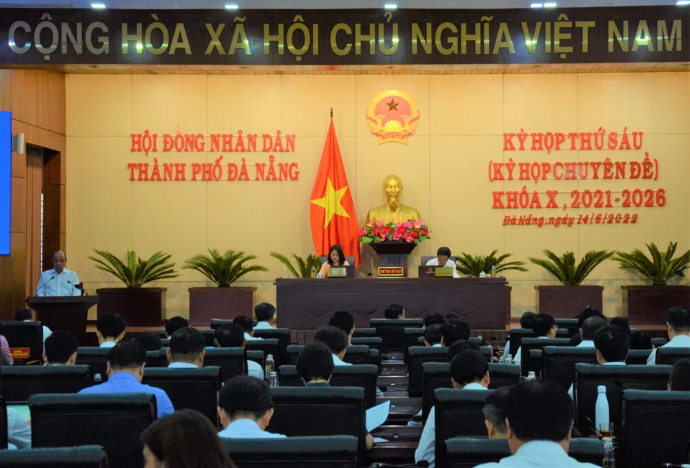 Ông Lê Quang Nam, Phó chủ tịch UBND TP Đà Nẵng đọc tờ trình tại kỳ họp