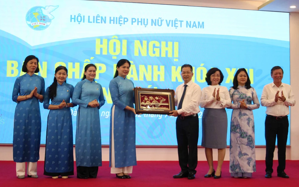 Bí thư Thành ủy Nguyễn Văn Quảng tặng quà lưu niệm cho đại diện lãnh đạo Hội LHPN Việt Nam