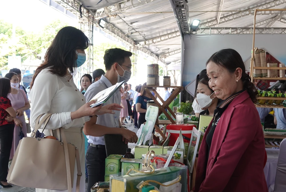 Khu gian hàng trưng bày sản phẩm của các tỉnh, thành 