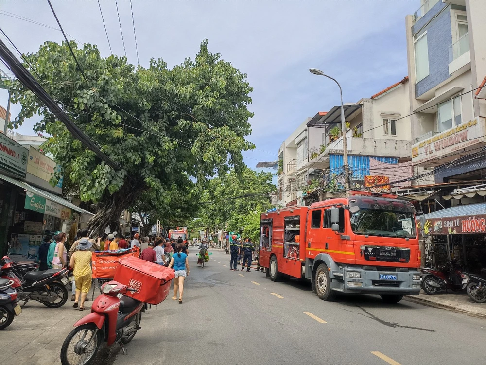 Lực lượng chức năng tiến hành chữa cháy