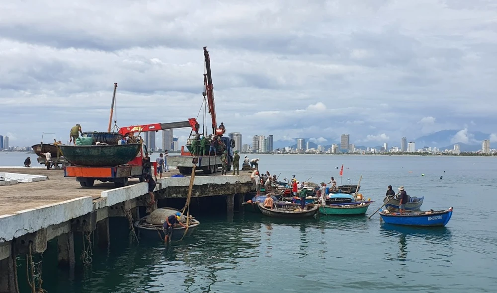 Đồn Biên phòng Sơn Trà vận động, hướng dẫn và hỗ trợ ngư dân đưa tàu thuyền nhỏ lên bờ trú bão