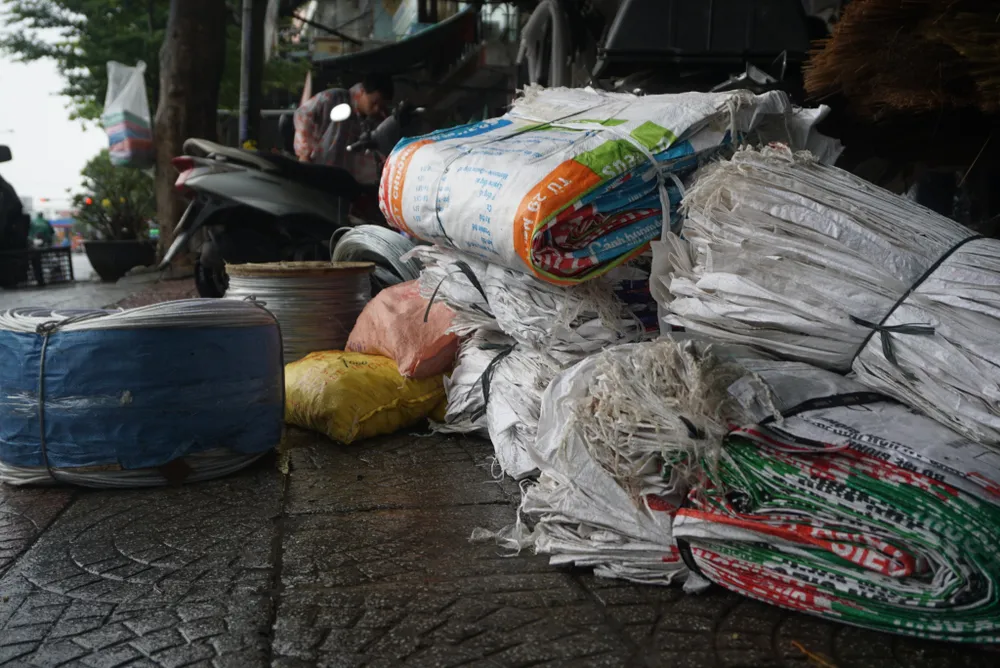 Người Đà Nẵng hối hả mua vật dụng chằng chống nhà cửa ảnh 6