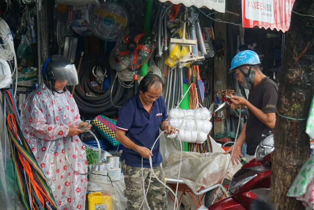 Người Đà Nẵng hối hả mua vật dụng chằng chống nhà cửa ảnh 7