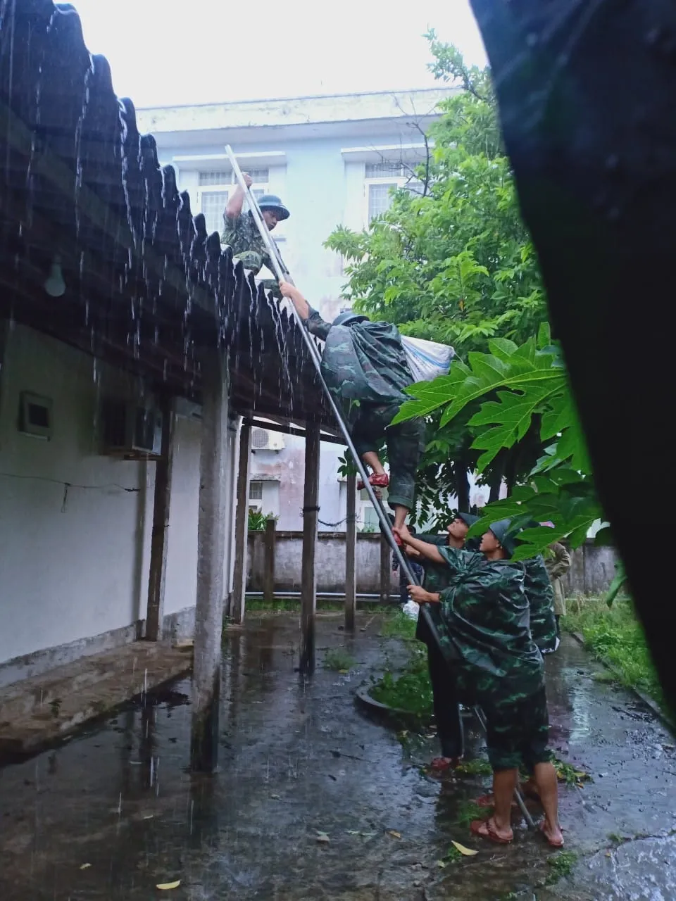 Quân khu 5 huy động máy bay, xe đặc chủng, xuồng máy ứng phó bão số 4 ảnh 4