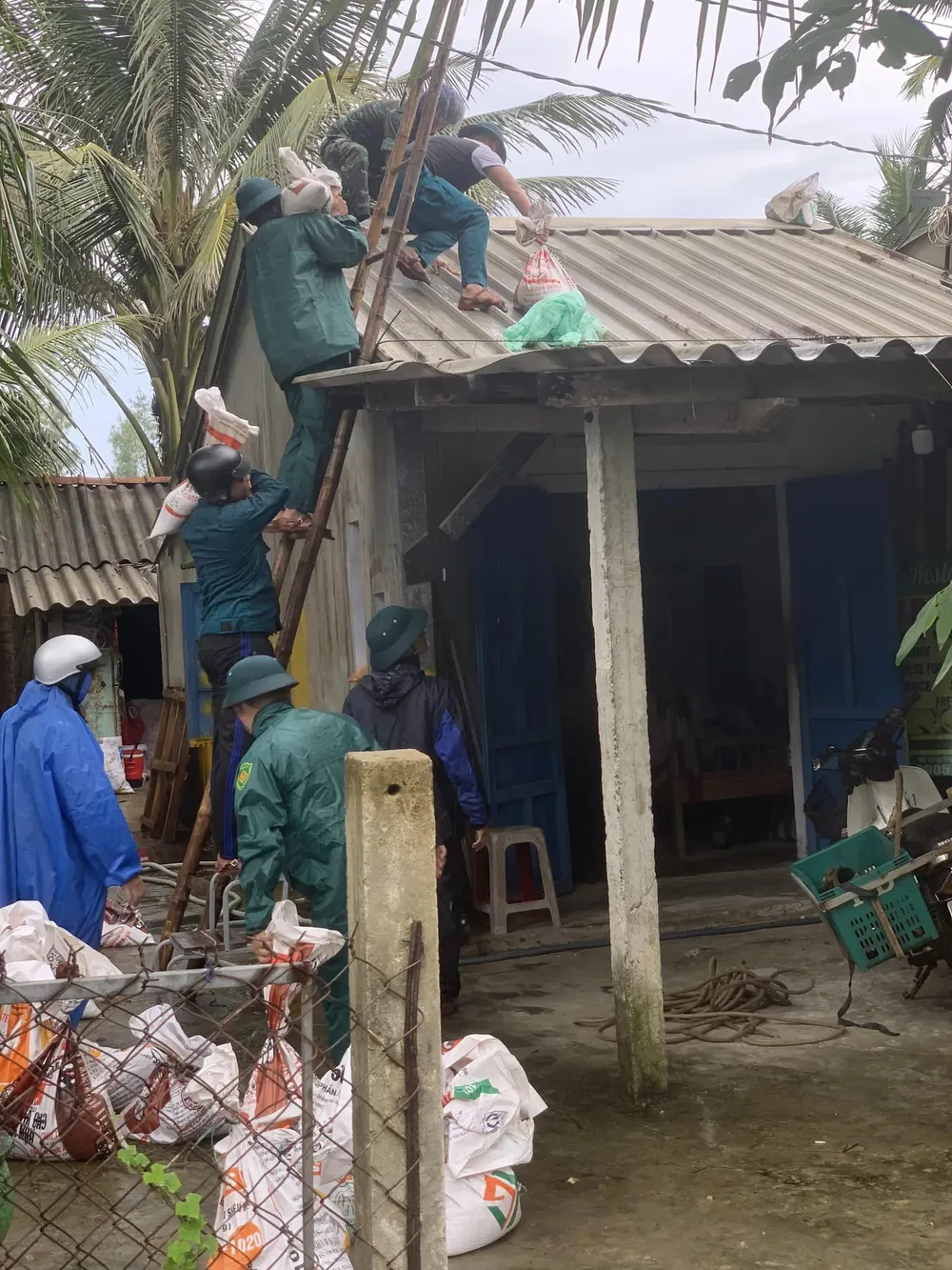 Quân khu 5 huy động máy bay, xe đặc chủng, xuồng máy ứng phó bão số 4 ảnh 5