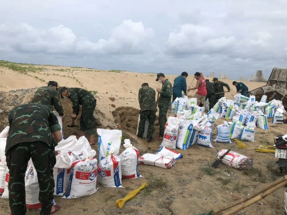 Quân khu 5 huy động máy bay, xe đặc chủng, xuồng máy ứng phó bão số 4 ảnh 7