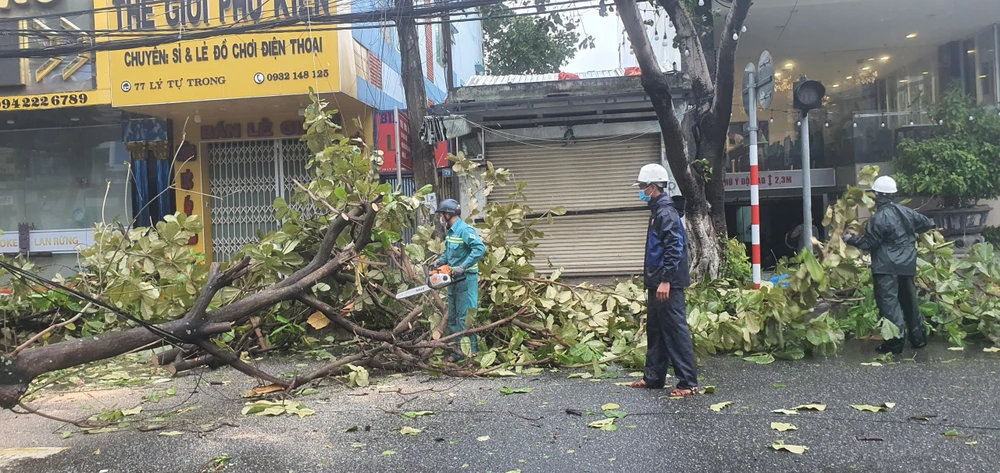 Lực lượng chức năng TP Đà Nẵng đang khắc phục hậu quả cơn bão