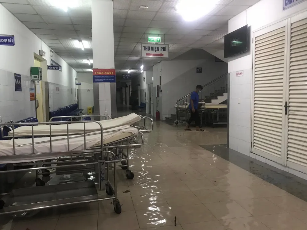 Mưa lớn gây ngập nặng các tuyến phố Đà Nẵng ảnh 9