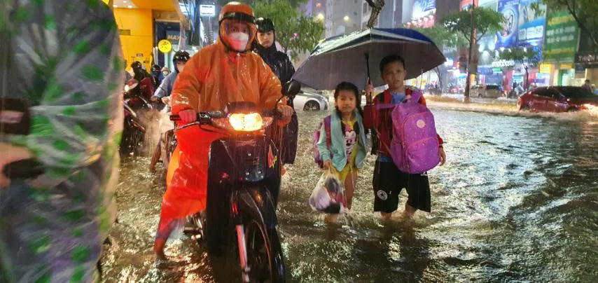 Mưa lớn gây ngập nặng các tuyến phố Đà Nẵng ảnh 3