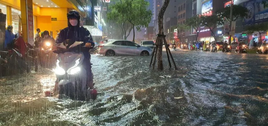 Mưa lớn gây ngập nặng các tuyến phố Đà Nẵng ảnh 4