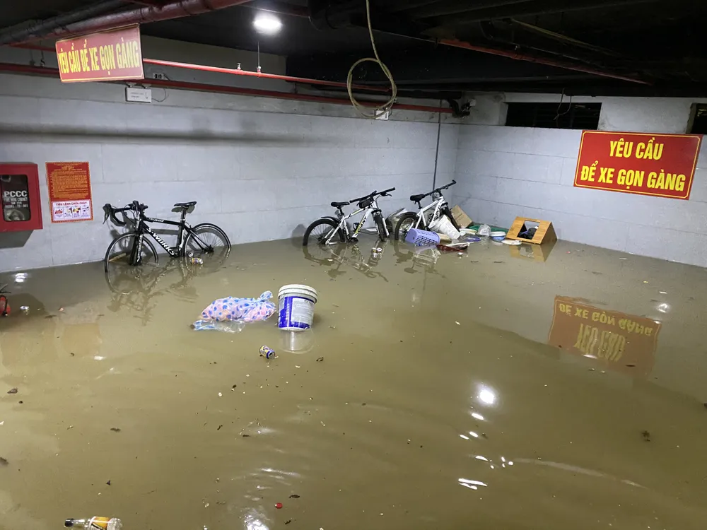 Mưa lớn gây ngập nặng các tuyến phố Đà Nẵng ảnh 8