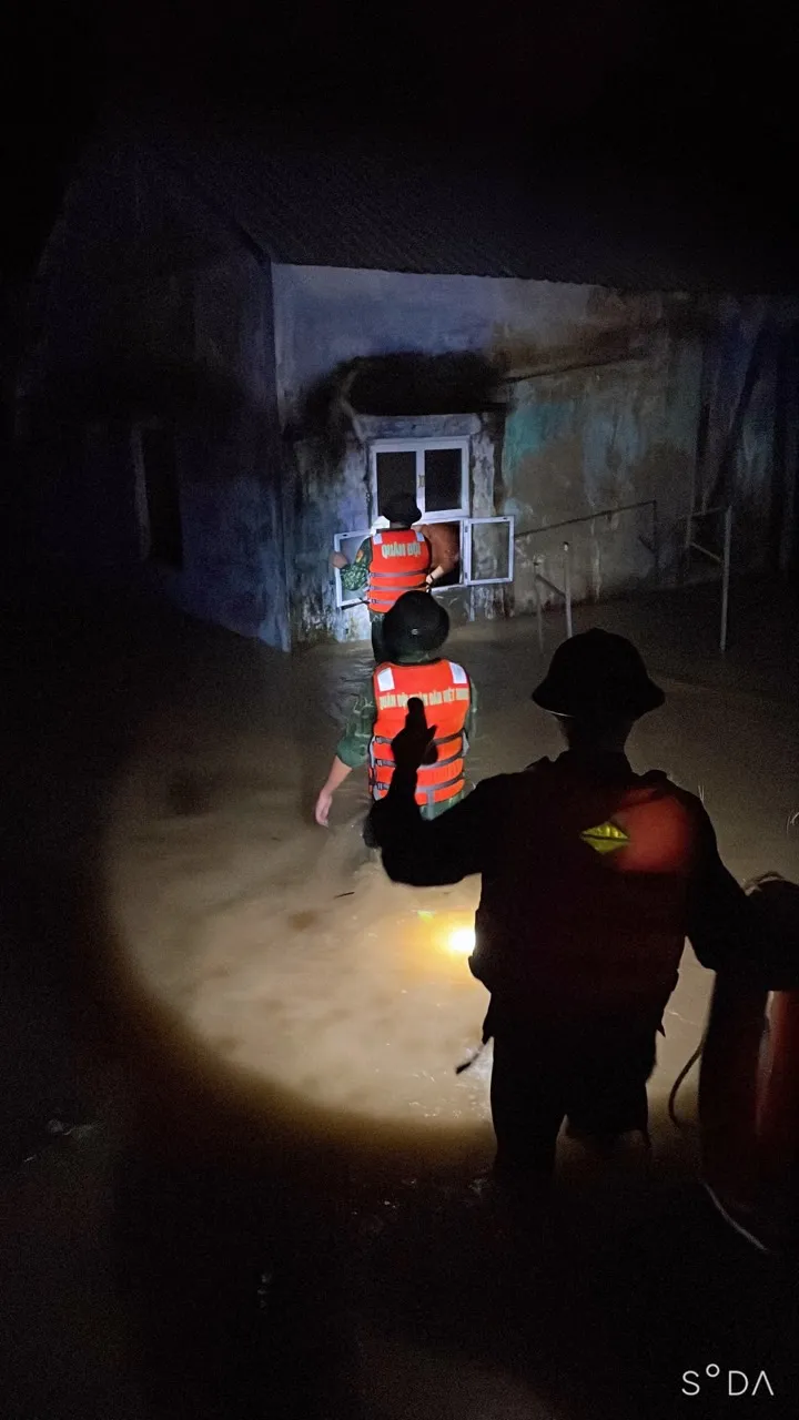 Đà Nẵng trắng đêm dầm mình cứu dân giữa lũ dữ ảnh 5