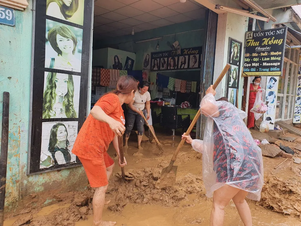 Một số khu vực ở Đà Nẵng vẫn còn ngập sâu, hàng ngàn ô tô, xe máy nằm khắp phố ảnh 6