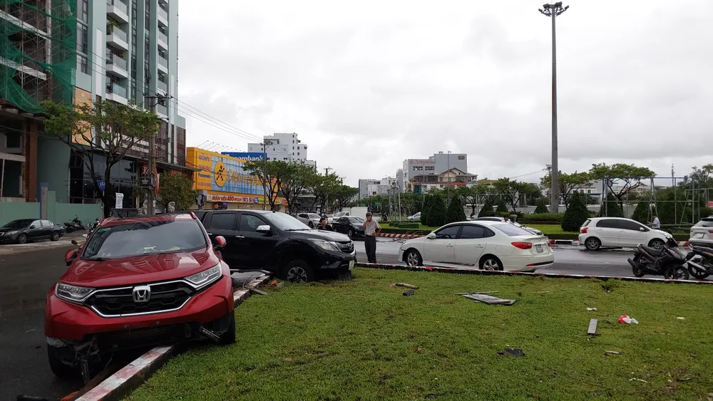 Một số khu vực ở Đà Nẵng vẫn còn ngập sâu, hàng ngàn ô tô, xe máy nằm khắp phố ảnh 15