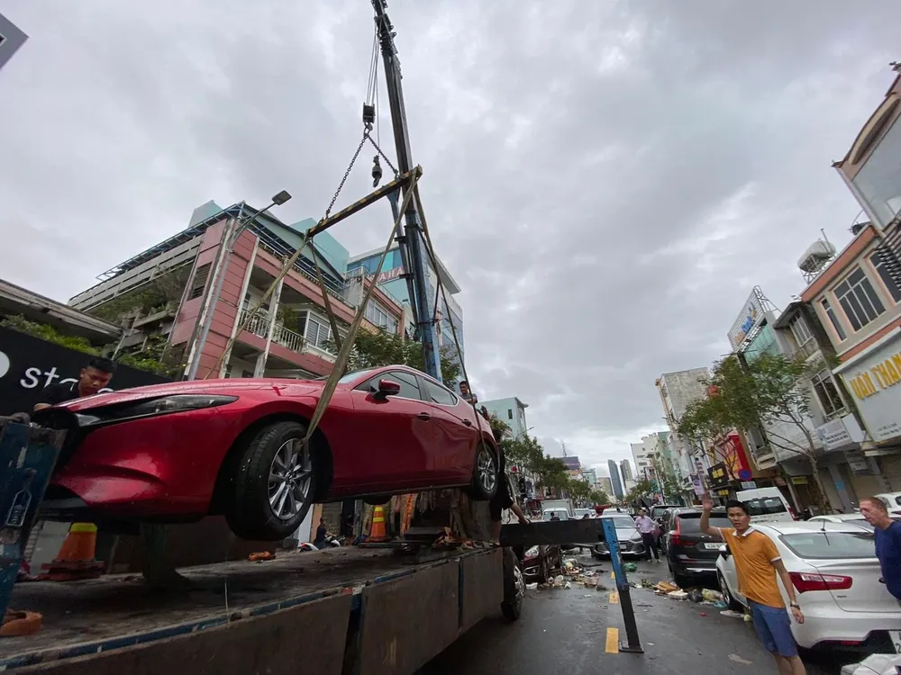 Một số khu vực ở Đà Nẵng vẫn còn ngập sâu, hàng ngàn ô tô, xe máy nằm khắp phố ảnh 14