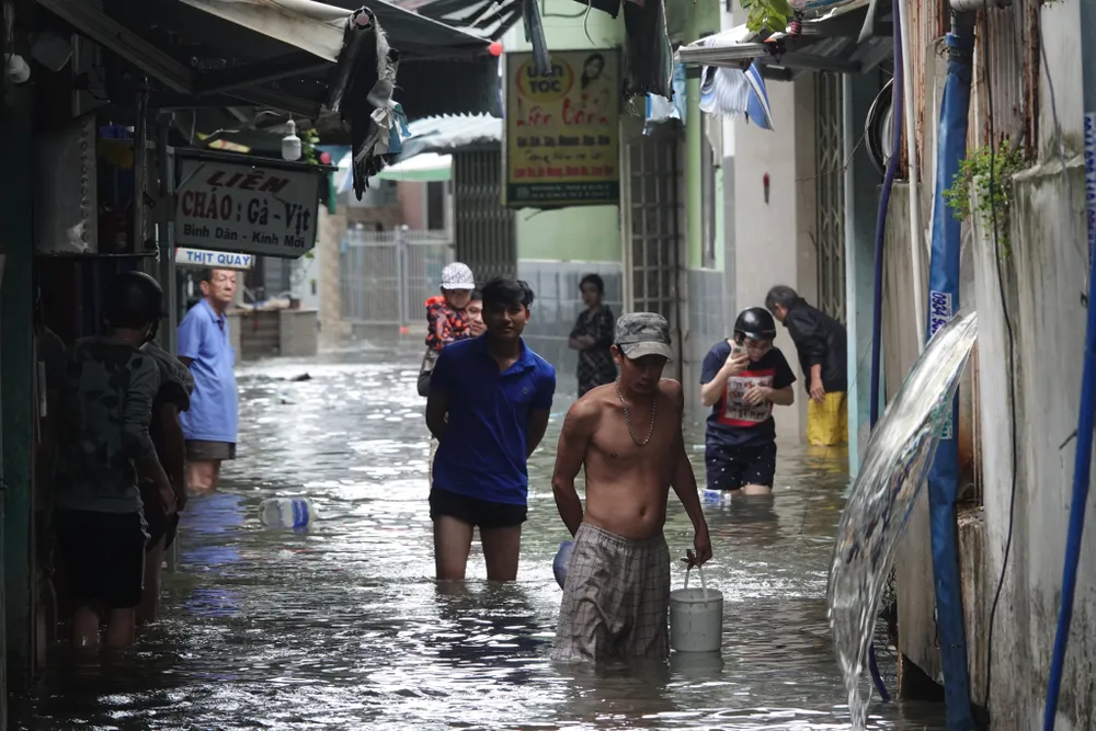 Một số khu vực ở Đà Nẵng vẫn còn ngập sâu, hàng ngàn ô tô, xe máy nằm khắp phố ảnh 4