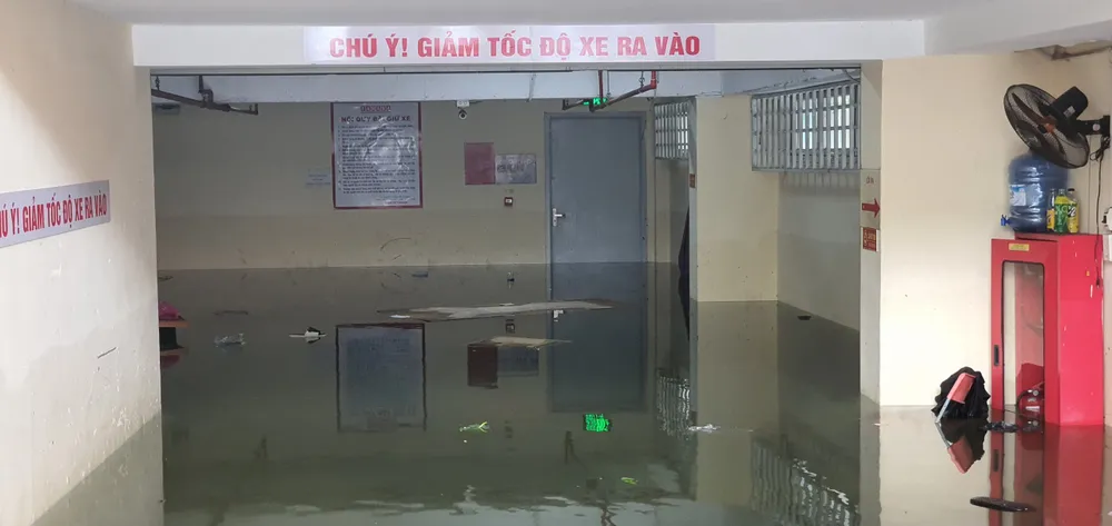 Một số khu vực ở Đà Nẵng vẫn còn ngập sâu, hàng ngàn ô tô, xe máy nằm khắp phố ảnh 8