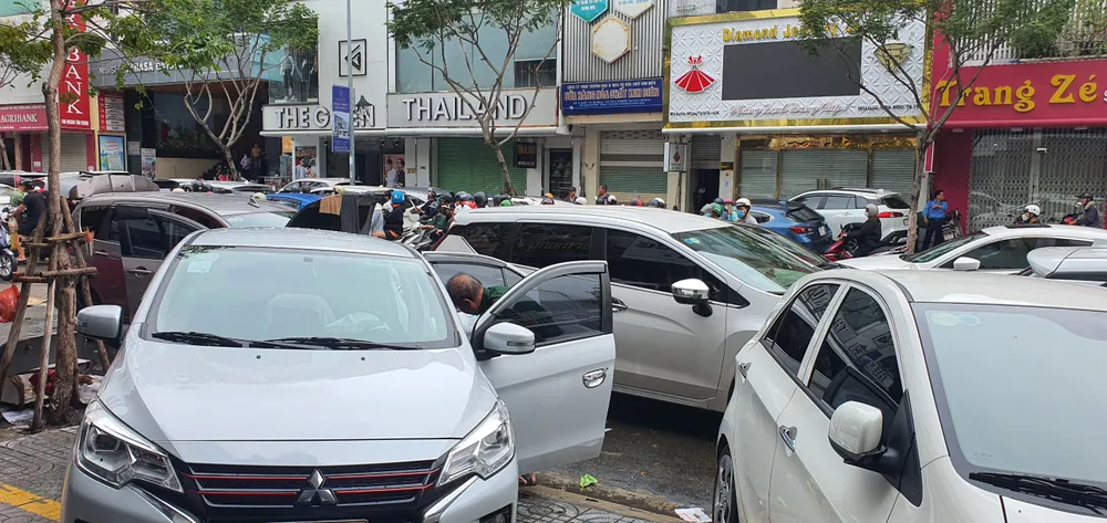 Một số khu vực ở Đà Nẵng vẫn còn ngập sâu, hàng ngàn ô tô, xe máy nằm khắp phố ảnh 10