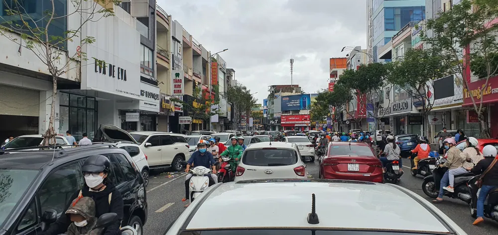 Một số khu vực ở Đà Nẵng vẫn còn ngập sâu, hàng ngàn ô tô, xe máy nằm khắp phố ảnh 9