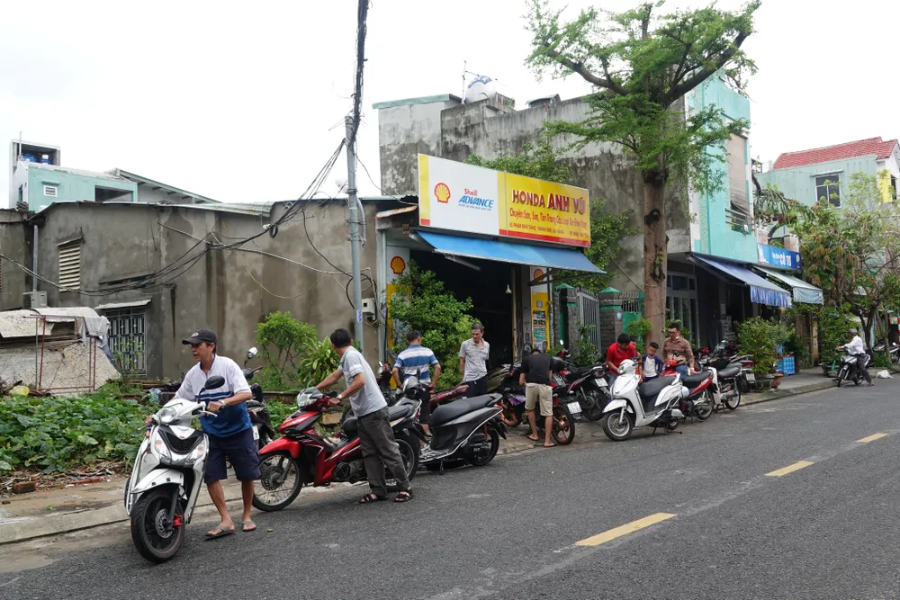 Một số khu vực ở Đà Nẵng vẫn còn ngập sâu, hàng ngàn ô tô, xe máy nằm khắp phố ảnh 18