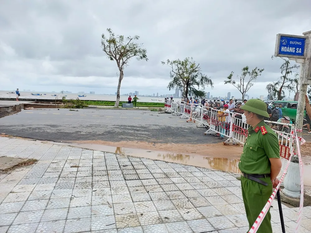 Tuyến đường dẫn lên bán đảo Sơn Trà bị sạt lở, chia cắt hoàn toàn ảnh 2 Tuyến đường dẫn lên bán đảo Sơn Trà bị sạt lở, chia cắt hoàn toàn ảnh 2