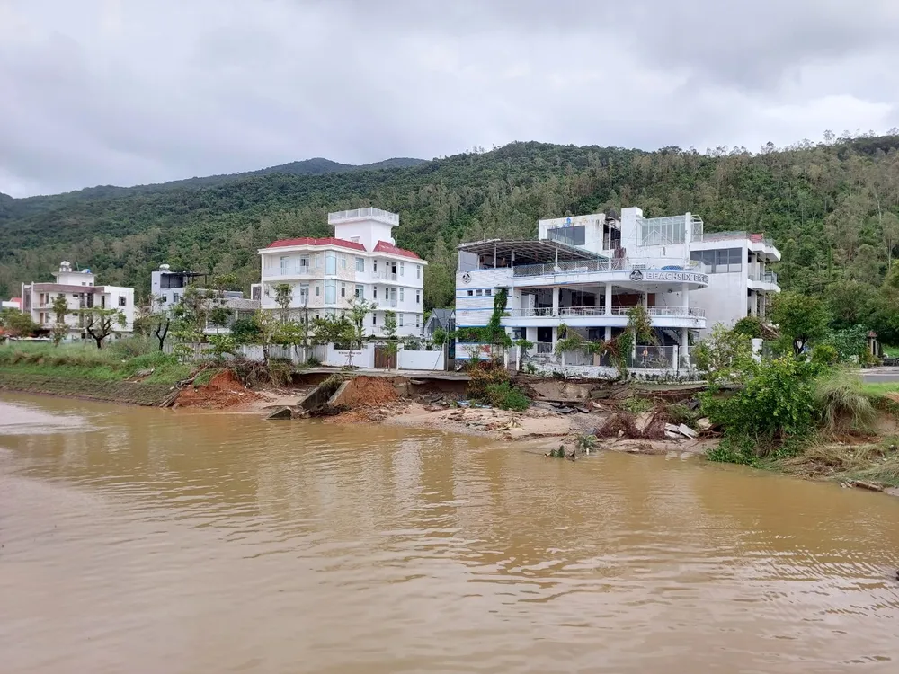 Tuyến đường dẫn lên bán đảo Sơn Trà bị sạt lở, chia cắt hoàn toàn ảnh 5 Tuyến đường dẫn lên bán đảo Sơn Trà bị sạt lở, chia cắt hoàn toàn ảnh 5