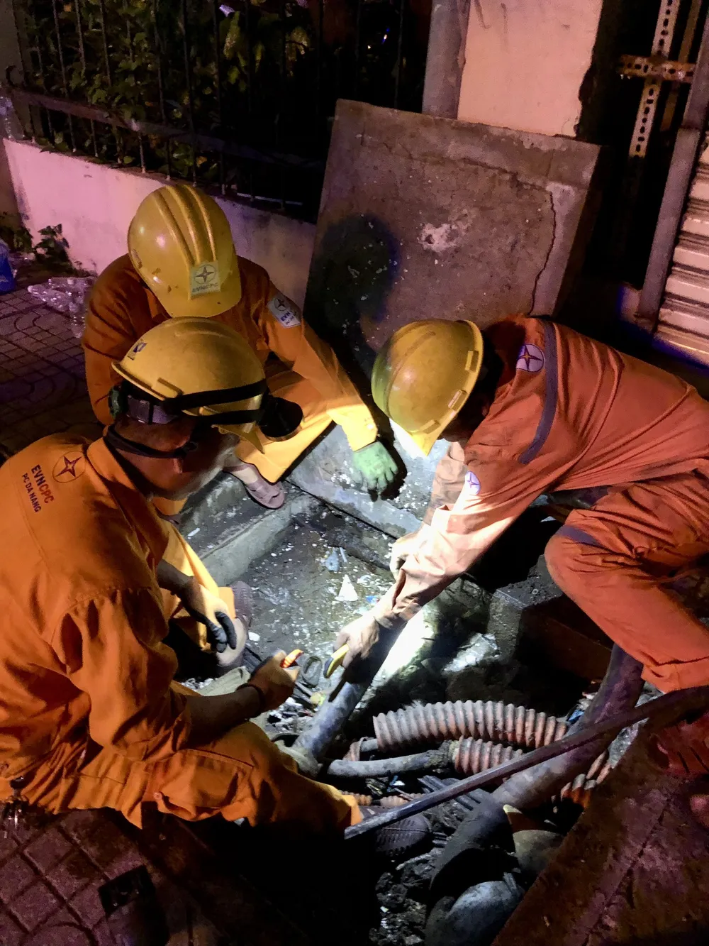 Đà Nẵng: Nhiều lực lượng tham gia khắc phục thiệt hại sau mưa lũ ảnh 17