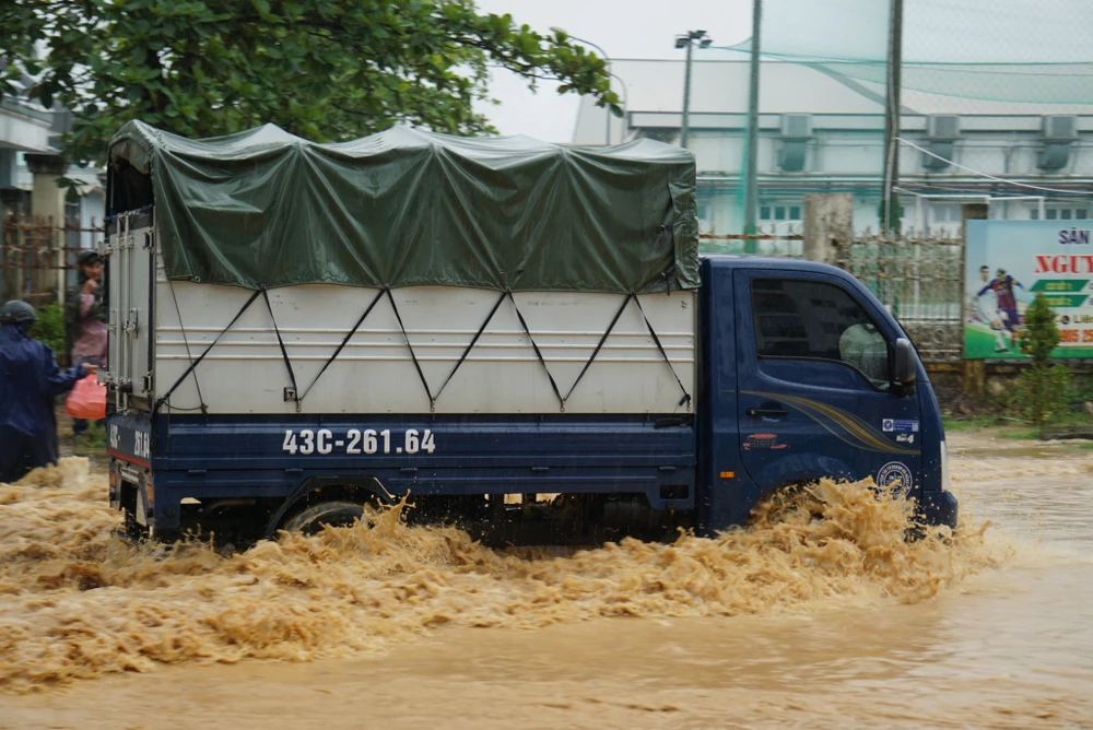 Đà Nẵng: Mưa lớn, một vài nơi ngập lụt cục bộ ảnh 5 Đà Nẵng: Mưa lớn, một vài nơi ngập lụt cục bộ ảnh 5