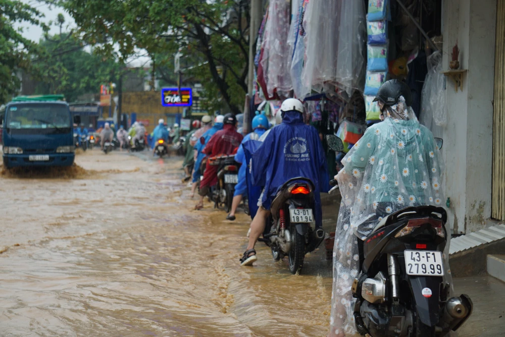 Đà Nẵng: Mưa lớn, một vài nơi ngập lụt cục bộ ảnh 3 Đà Nẵng: Mưa lớn, một vài nơi ngập lụt cục bộ ảnh 3