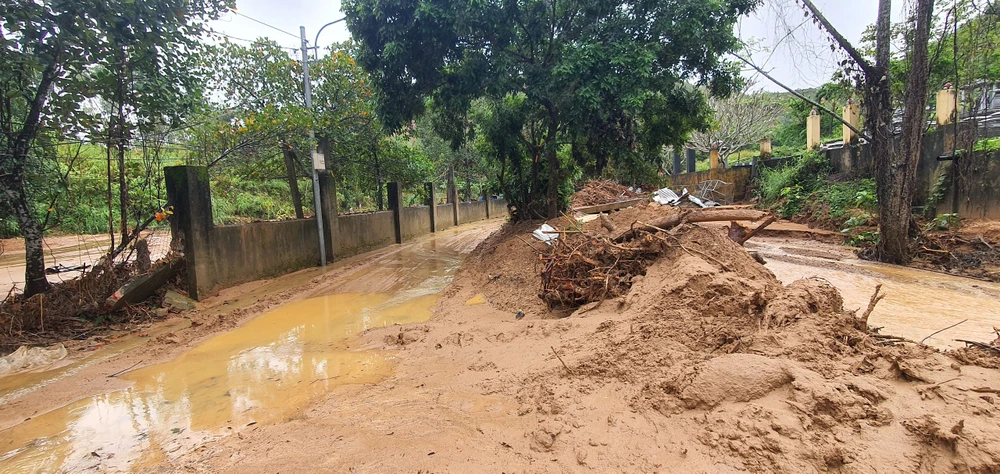 Đà Nẵng: Mưa lớn, một vài nơi ngập lụt cục bộ ảnh 4 Đà Nẵng: Mưa lớn, một vài nơi ngập lụt cục bộ ảnh 4
