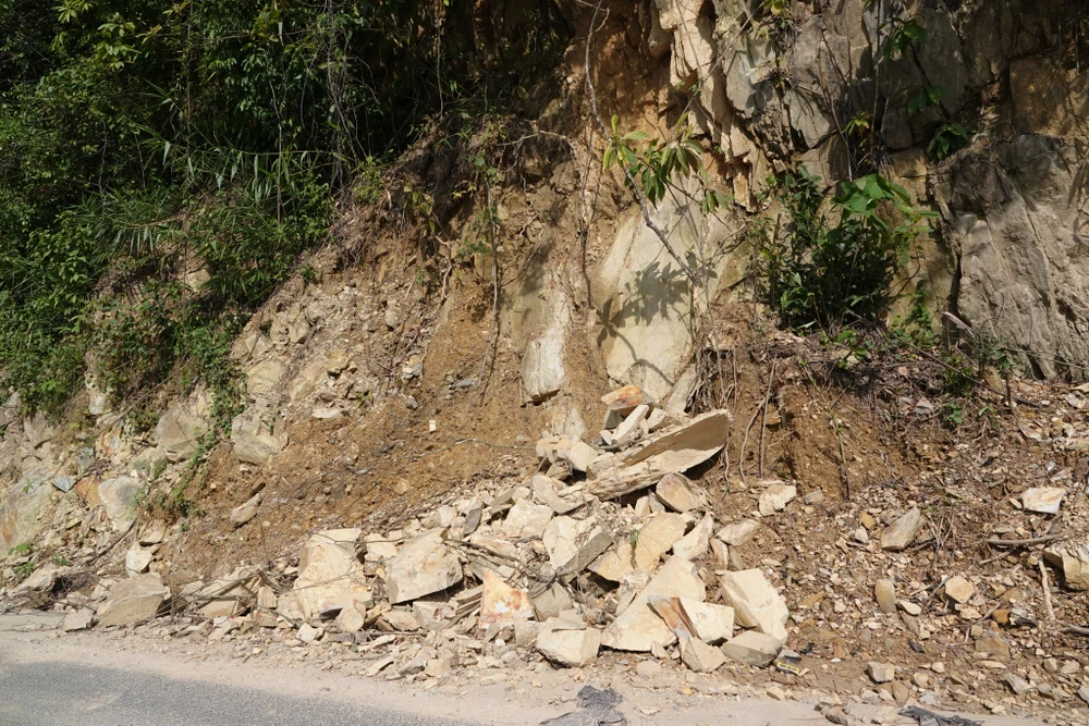 Đà Nẵng: Tuyến đường ĐT601 chưa hoàn thiện đã đứt gãy, sạt lở vì mưa lũ ảnh 3 Đà Nẵng: Tuyến đường ĐT601 chưa hoàn thiện đã đứt gãy, sạt lở vì mưa lũ ảnh 3