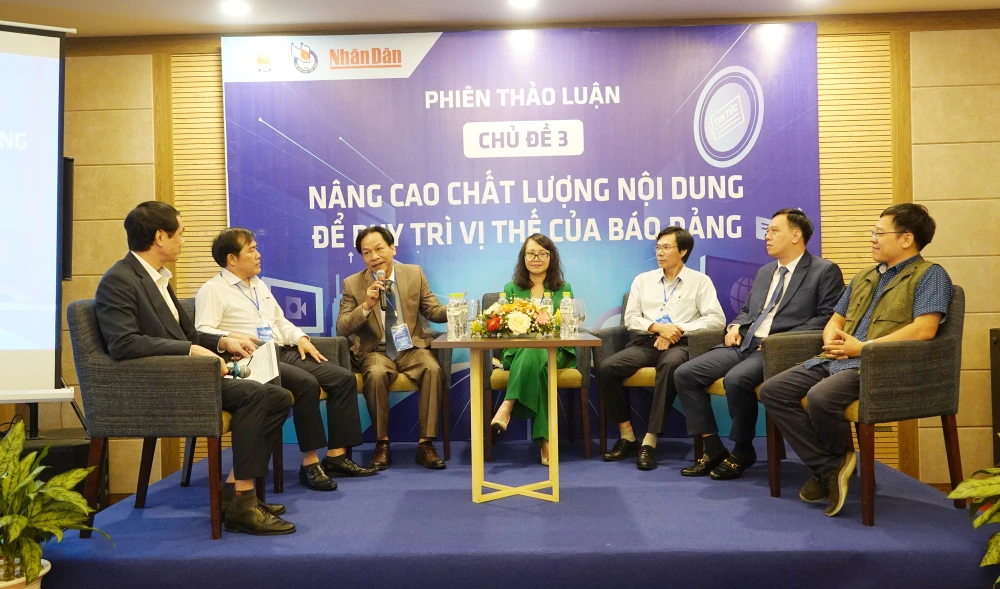 Các diễn giả trao đổi tại phiên thảo luận. Ảnh: XUÂN QUỲNH