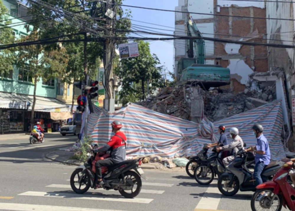 Khi thực hiện thi hành án ở sân vận động Chi Lăng, việc giải phóng mặt bằng đã biến khu phố trung tâm này trở thành một nơi nhếch nhác và mất mỹ quan đô thị