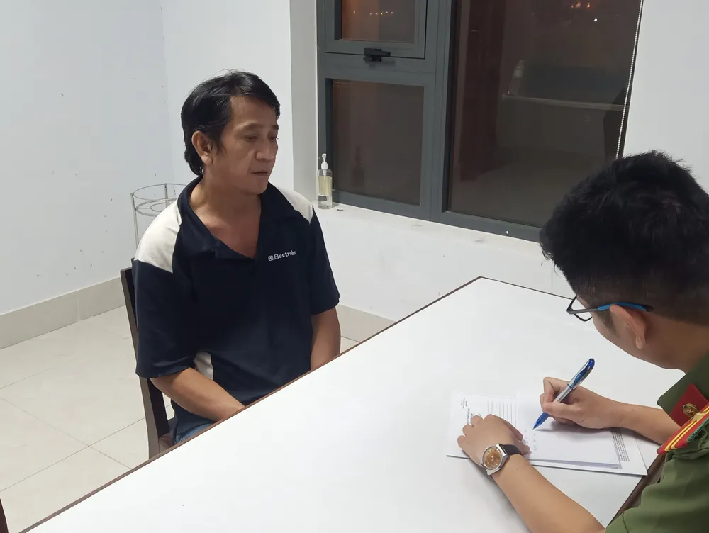 Công an làm việc với đối tượng Nguyễn Như Phú. Ảnh: XUÂN QUỲNH