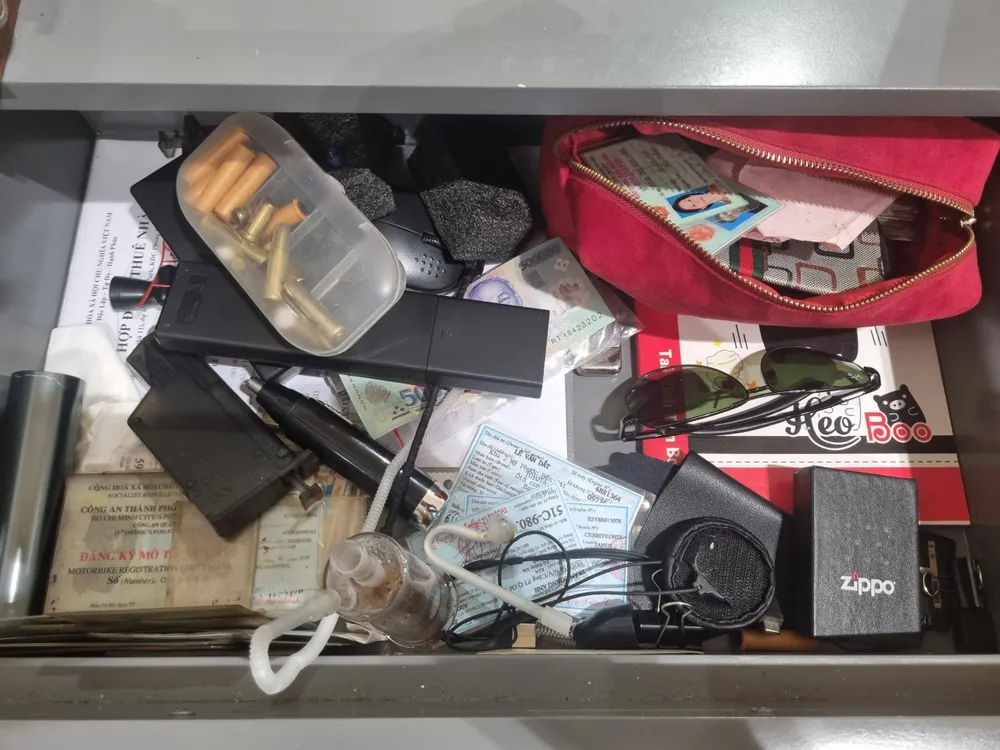 Công an thu thập tang vật tại nơi ở của đối tượng