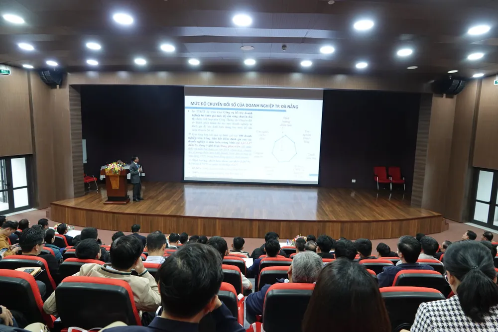 Ông Trần Ngọc Thạch, Phó Giám đốc Sở TT-TT TP Đà Nẵng trình bày tổng quát về chuyển đổi số ở địa phương. Ảnh: XUÂN QUỲNH