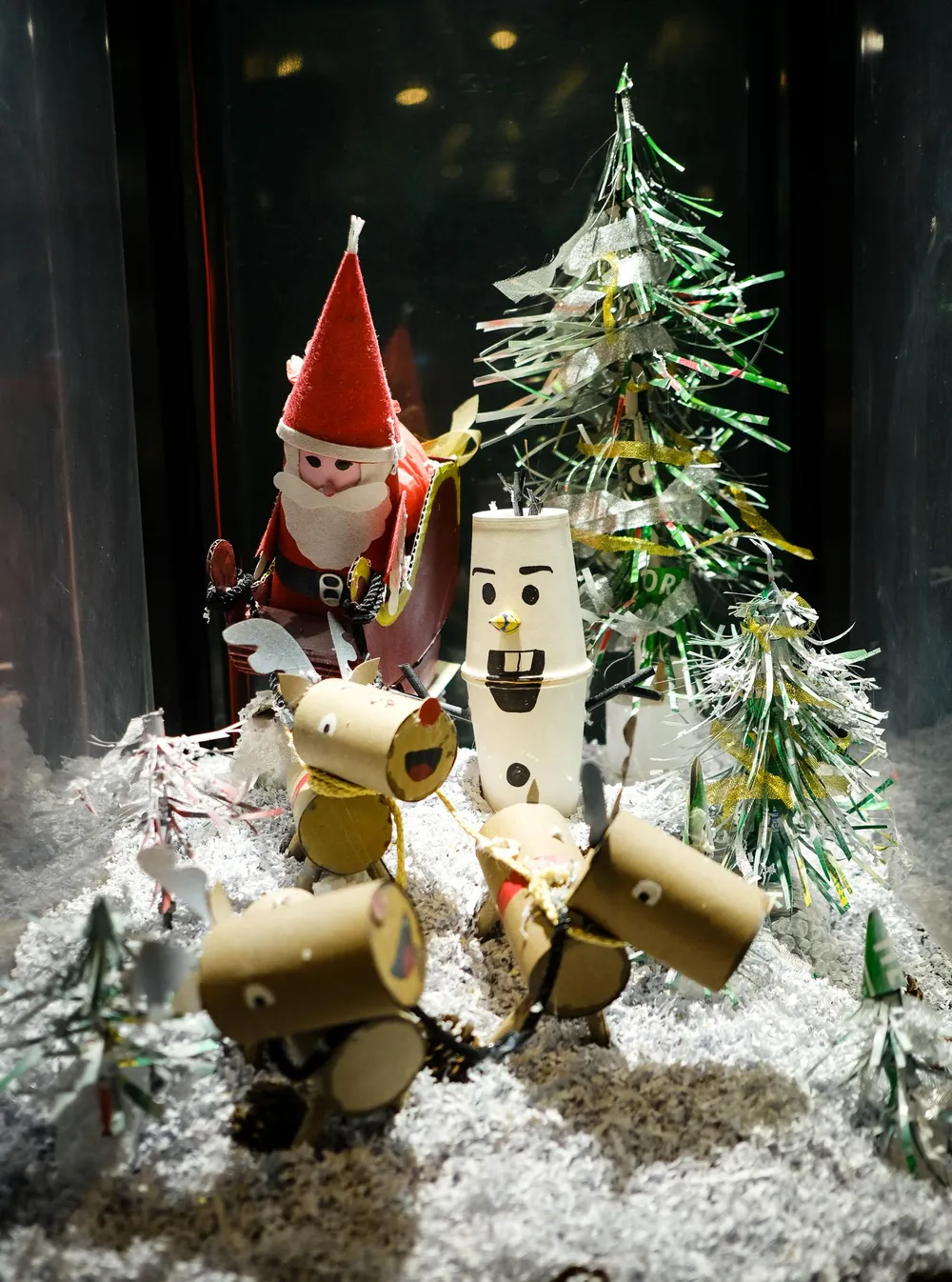 Giấy vụn được nghiền thành những bông tuyết trắng bao phủ không gian Giấy vụn được nghiền thành những bông tuyết trắng bao phủ không gian