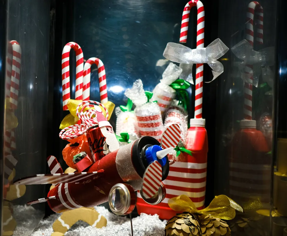 Lon bia được cắt tỉa khéo léo thành đoàn tàu, ông già Noel Lon bia được cắt tỉa khéo léo thành đoàn tàu, ông già Noel