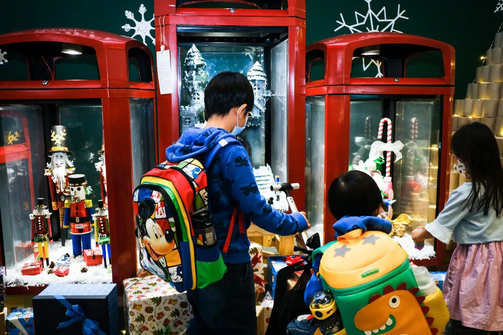 Chiếc tủ trưng bày tác phẩm được dán lớp keo đỏ trông rất bắt mắt hóa ra chính là những chiếc thùng rác ngày thường được bố trí khắp nhà ga Chiếc tủ trưng bày tác phẩm được dán lớp keo đỏ trông rất bắt mắt hóa ra chính là những chiếc thùng rác ngày thường được bố trí khắp nhà ga