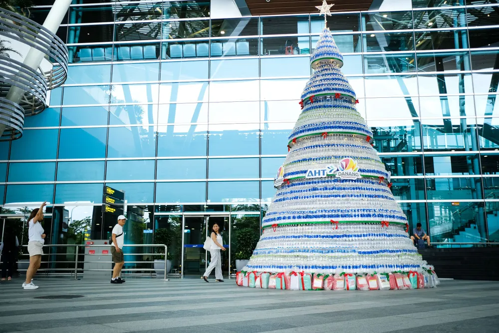 Phía ngoài nhà ga, nơi sảnh đón còn trưng bày một cây thông Noel khổng lồ cao 6m được làm từ 5.000 vỏ chai nhựa Phía ngoài nhà ga, nơi sảnh đón còn trưng bày một cây thông Noel khổng lồ cao 6m được làm từ 5.000 vỏ chai nhựa