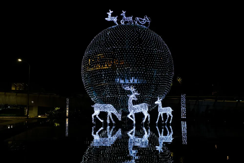 Trang trí ở khu vực phía ngoài khu vực Nhà ga quốc tế - sân bay Đà Nẵng Trang trí ở khu vực phía ngoài khu vực Nhà ga quốc tế - sân bay Đà Nẵng