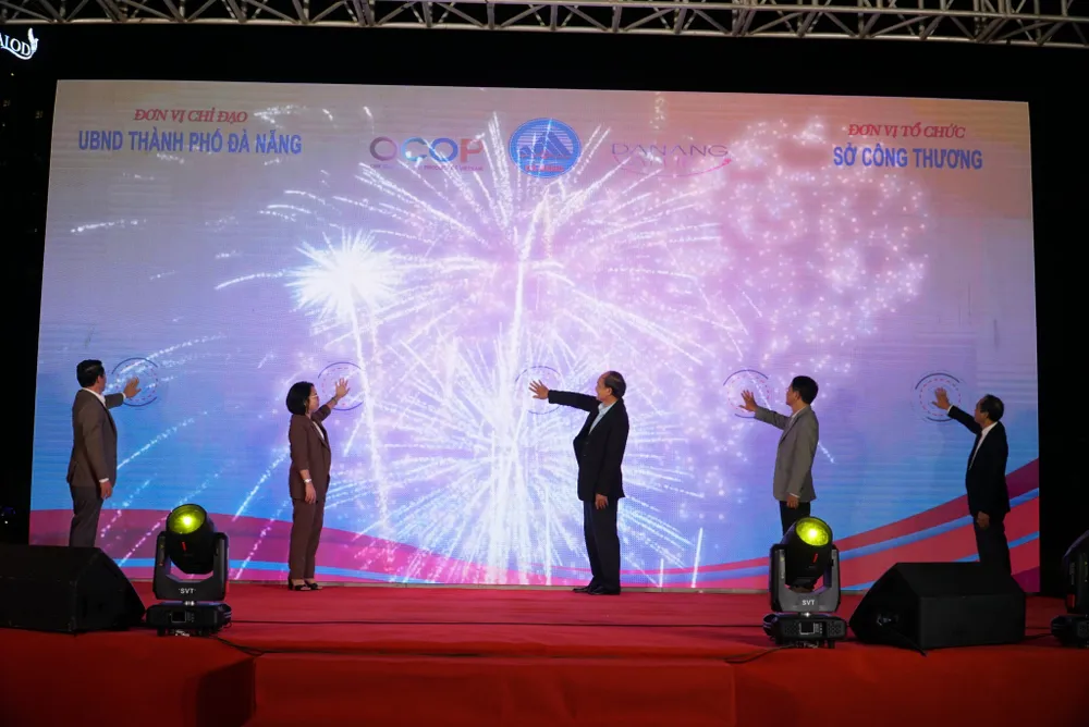 Nghi lễ khai mạc chương trình. Ảnh: XUÂN QUỲNH Nghi lễ khai mạc chương trình. Ảnh: XUÂN QUỲNH