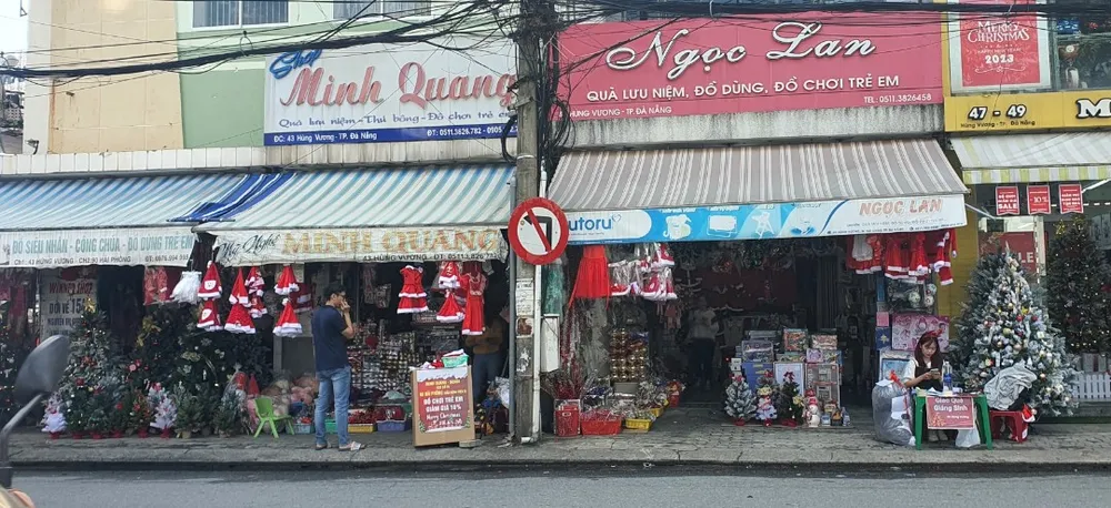 Theo ghi nhận, giá các loại phụ kiện trang trí cao hơn năm trước khoảng 10-15% và số lượng hàng nhập về cũng ít hơn mọi năm. Ảnh: XUÂN QUỲNH