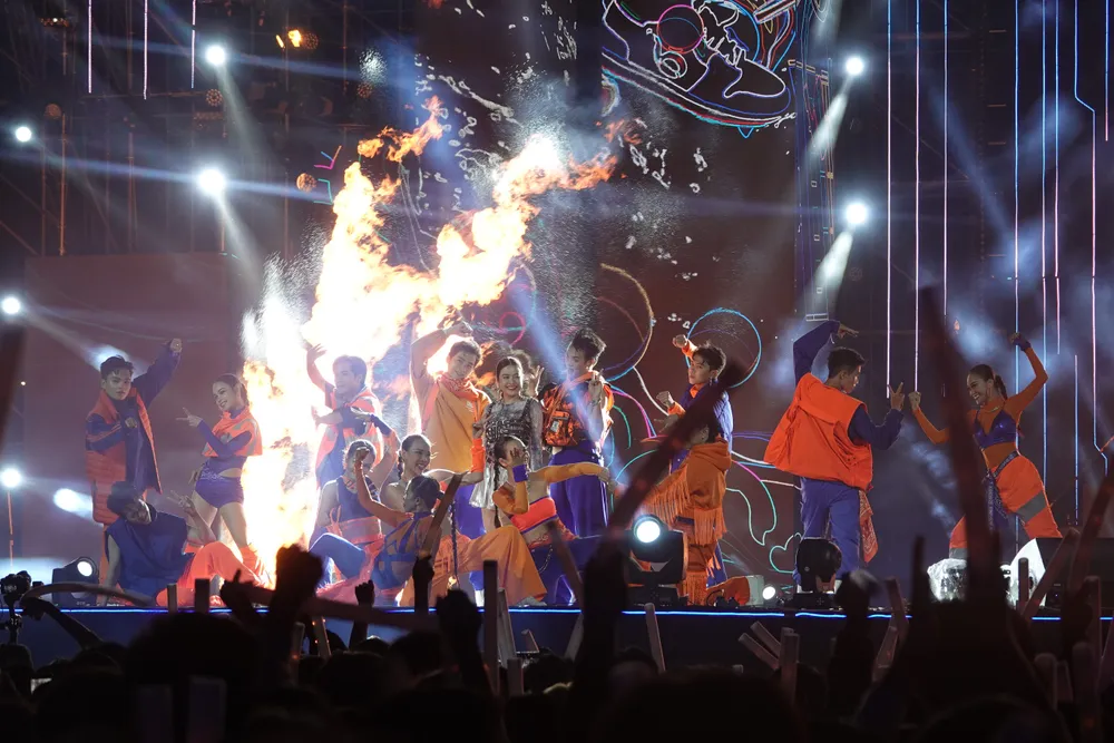 Ca sỹ Hoàng Thùy Linh trình diễn tại chương trình. Ảnh: XUÂN QUỲNH