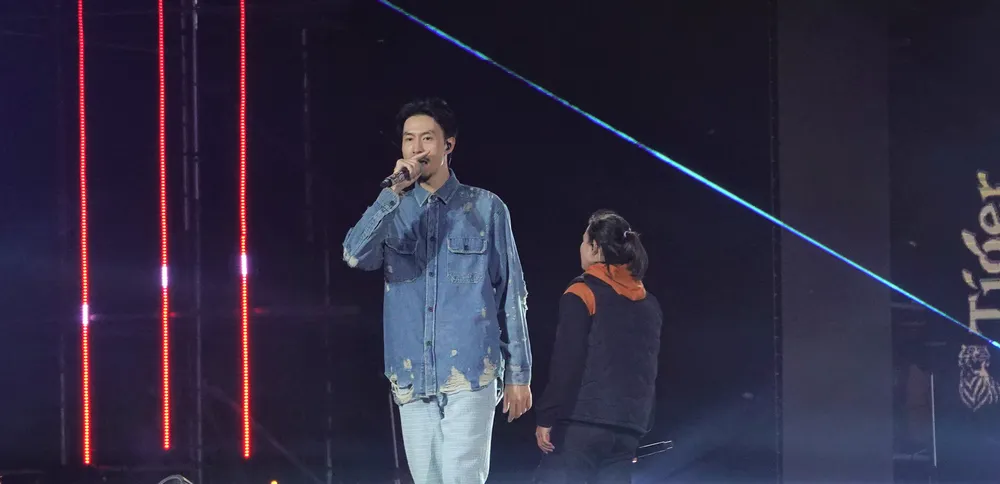 Rapper Đen Vâu cùng ekip trình diễn bài Mang tiền về cho mẹ. Ảnh: XUÂN QUỲNH