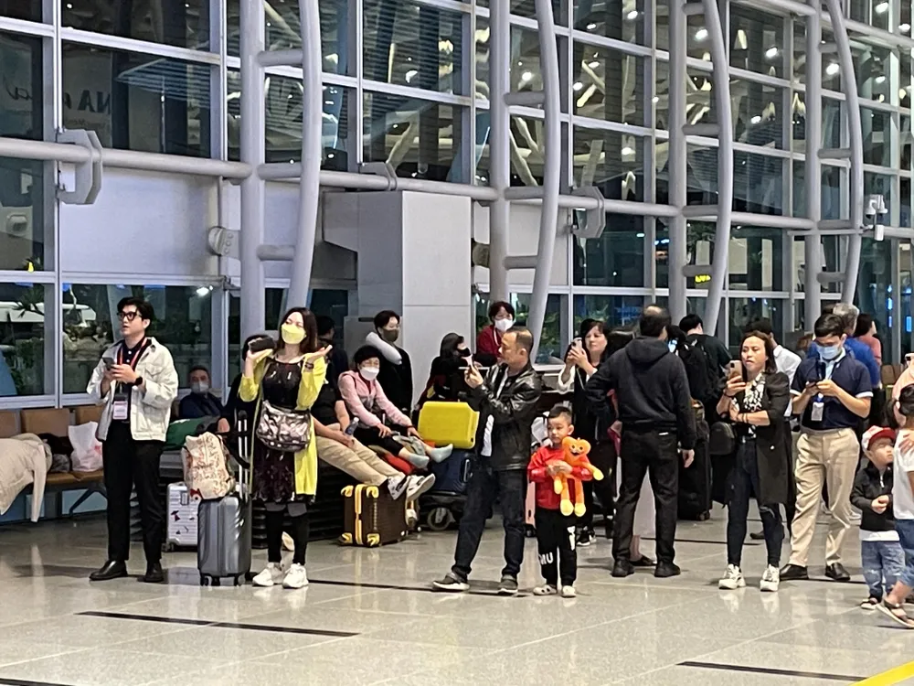 Du khách hạ cánh xuống sân bay quốc tế Đà Nẵng xem buổi trình diễn nghệ thuật truyền thống Du khách hạ cánh xuống sân bay quốc tế Đà Nẵng xem buổi trình diễn nghệ thuật truyền thống