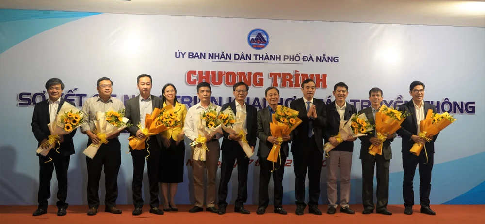 Ông Lê Trung Chinh, Chủ tịch UBND TP Đà Nẵng trao tặng hoa cho đại diện các cơ quan báo chí