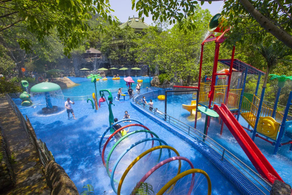 Du khách tận hưởng ở Công viên nước